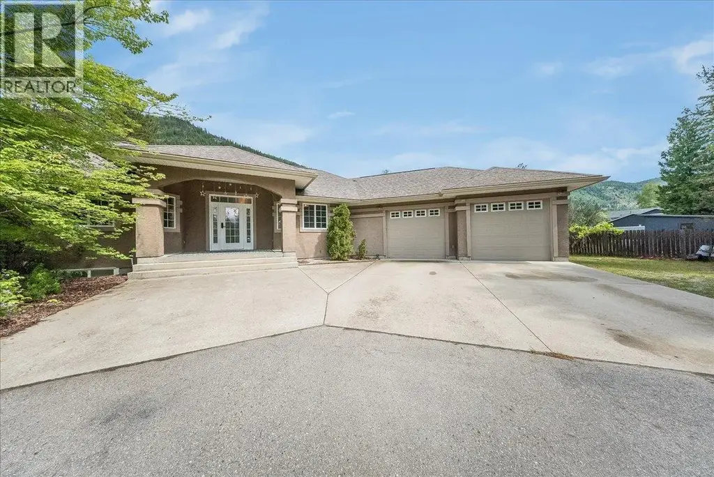 816 Columbia Road, Castlegar